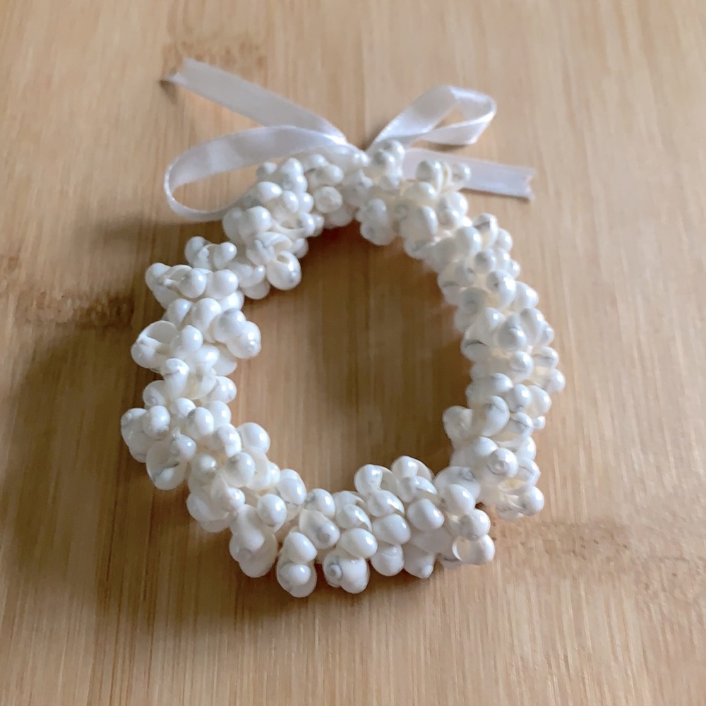 Stretchy White Shell Bracelet with Bow 🐚